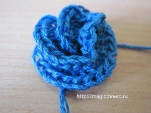 голубая вязаная роза